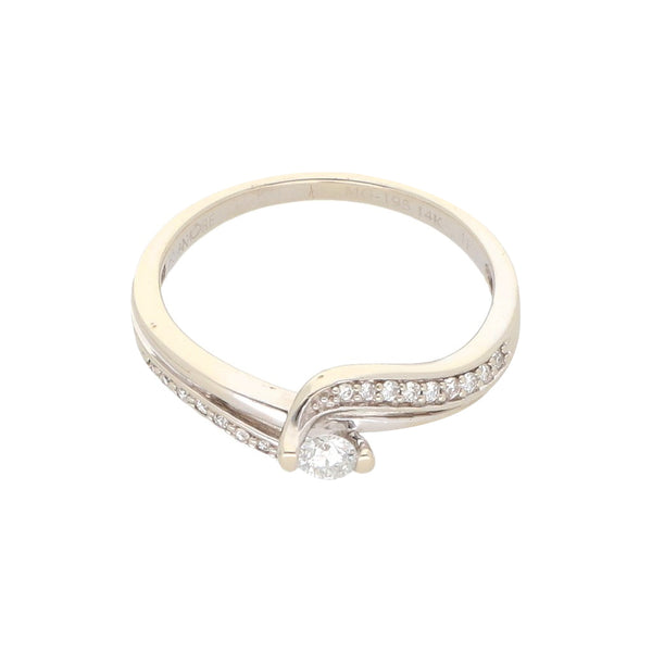 Anillo estilizado con diamantes en oro blanco 14 kilates.