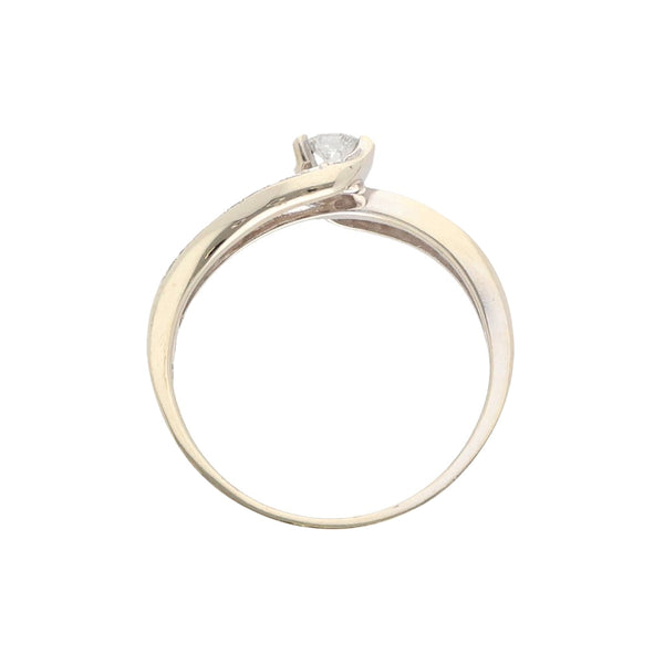 Anillo estilizado con diamantes en oro blanco 14 kilates.