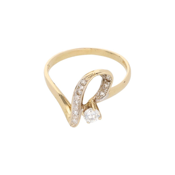 Anillo estilizado con circonias en oro amarillo 14 kilates.