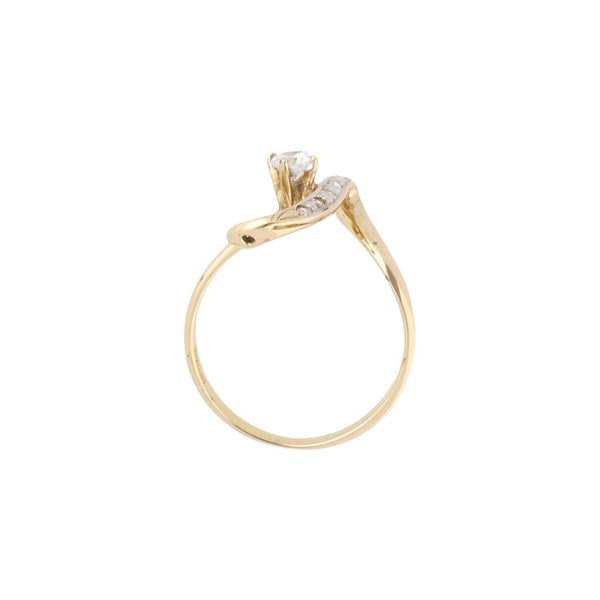 Anillo estilizado con circonias en oro amarillo 14 kilates.