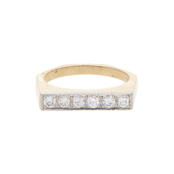 Anillo estilizado con diamantes en oro amarillo 14 kilates.