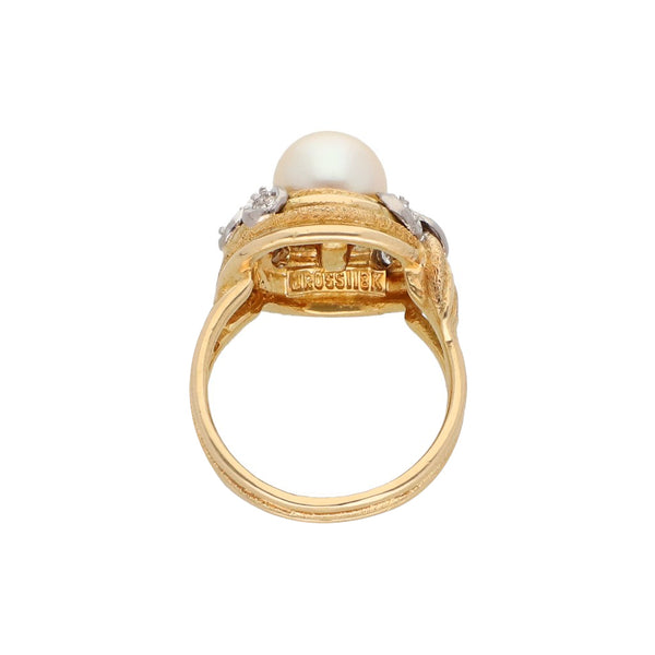 Anillo estilizado con diamantes y perla en oro dos tonos 18 kilates.