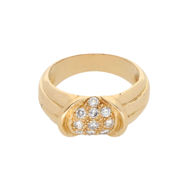 Anillo acanalado con diamantes en oro amarillo 18 kilates.