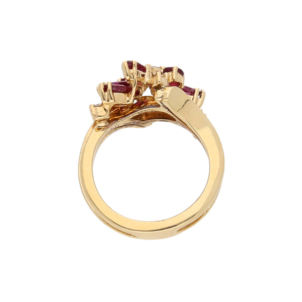 Anillo estilizado con diamantes, rubíes y sintético en oro amarillo 14 kilates.