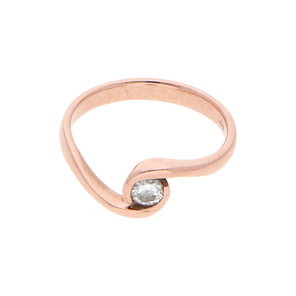 Anillo ondulado con diamante en oro rosa 14 kilates.