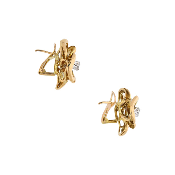 Aretes estilizados con diamantes en oro amarillo 18 kilates.