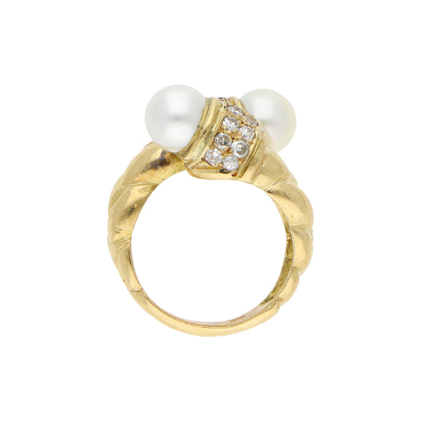 Anillo estilizado con diamantes y perlas en oro amarillo 18 kilates.