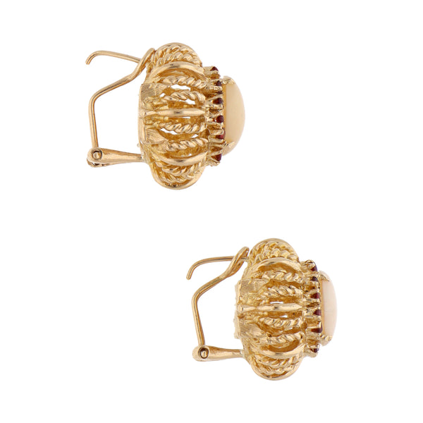 Aretes estilizado con corales y granates en oro amarillo 14 kilates.