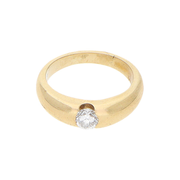 Anillo solitario con diamante en oro amarillo 18 kilates.