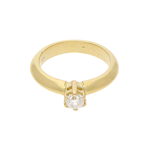 Anillo solitario con diamante en oro amarillo 18 kilates.