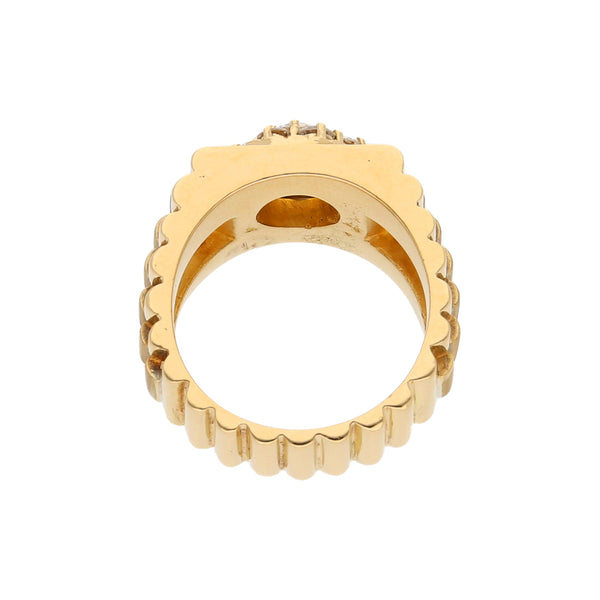 Anillo estilizado con diamantes en oro amarillo 18 kilates.