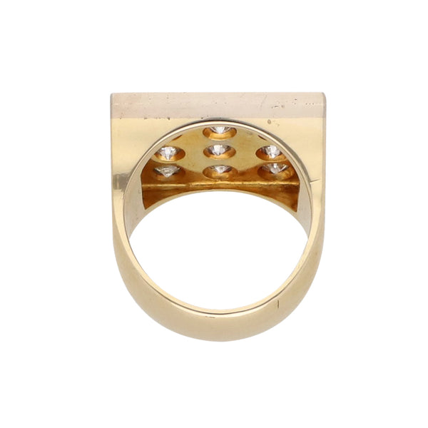 Anillo tipo sello con diamantes en oro amarillo 14 kilates.