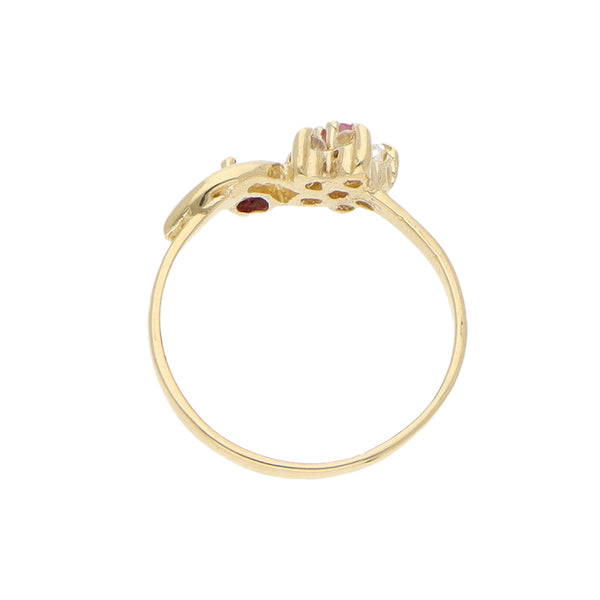 Anillo calado motivo floral con sintéticos en oro amarillo 10 kilates.