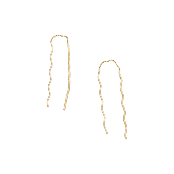 Aretes diseño especial en oro amarillo 14 kilates.