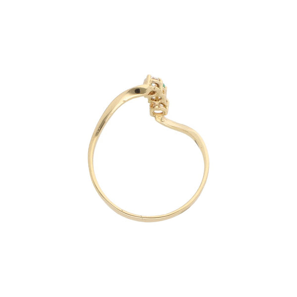 Anillo ondulado con sintéticos en oro amarillo 14 kilates.