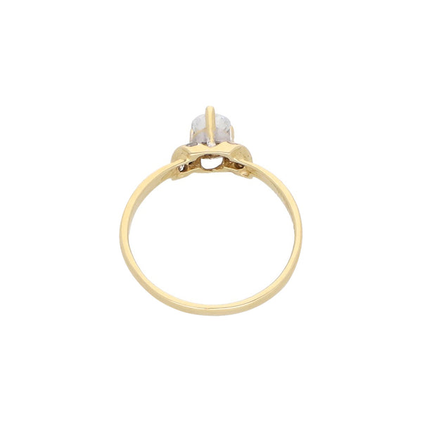 Anillo estilizado con circonias en oro amarillo 14 kilates.