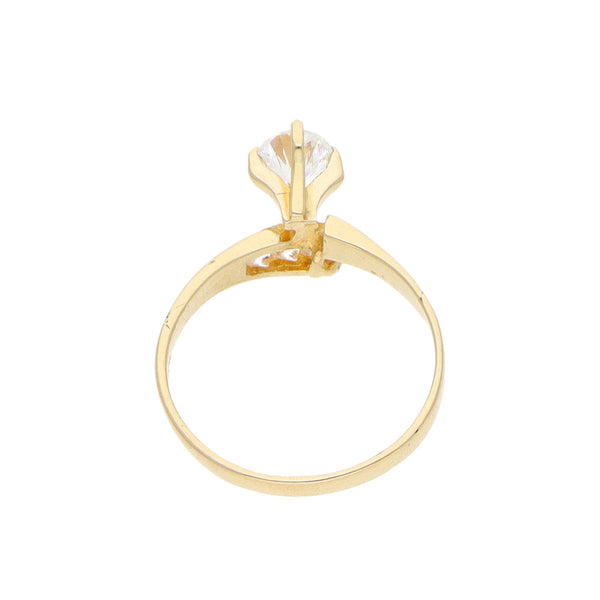 Anillo estilizado con circonias en oro amarillo 14 kilates.