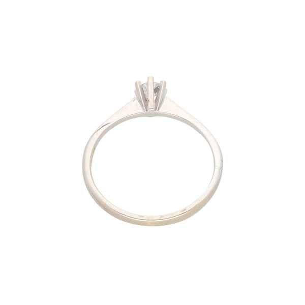 Anillo solitario con diamante en oro blanco 14 kilates.