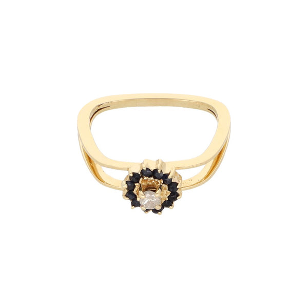 Anillo calado con diamante y zafiros en oro amarillo 14 kilates.