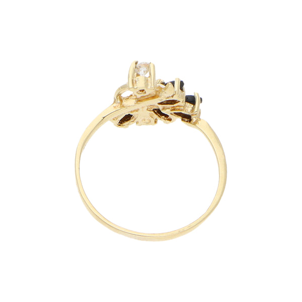 Anillo estilizado con sintéticos en oro amarillo 14 kilates.