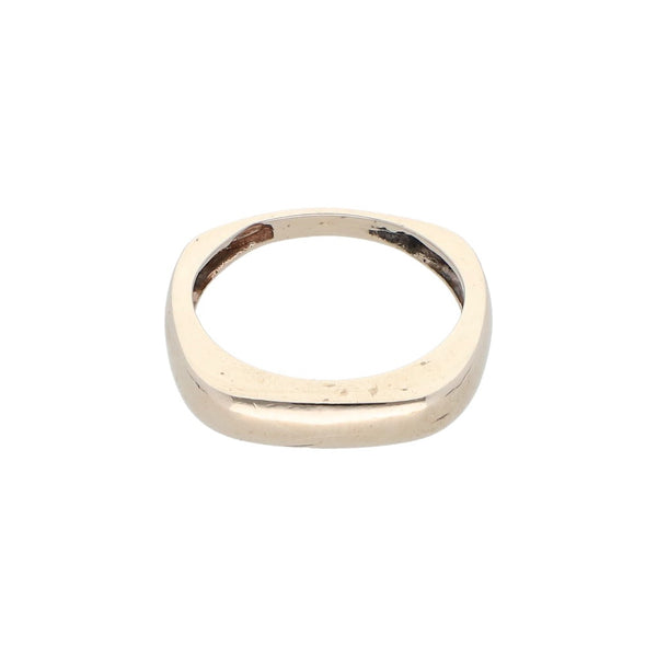 Anillo liso cuadrado en oro blanco 14 kilates.