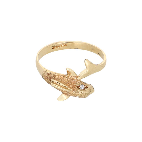 Anillo estilizado motivo delfín con sintéticos en oro amarillo 14 kilates.