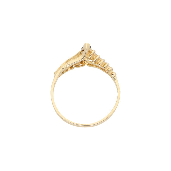 Anillo diseño especial con zafiro y circonias en oro amarillo 14 kilates.