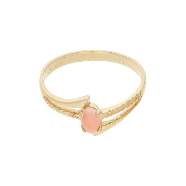 Anillo calado con coral en oro amarillo 14 kilates.