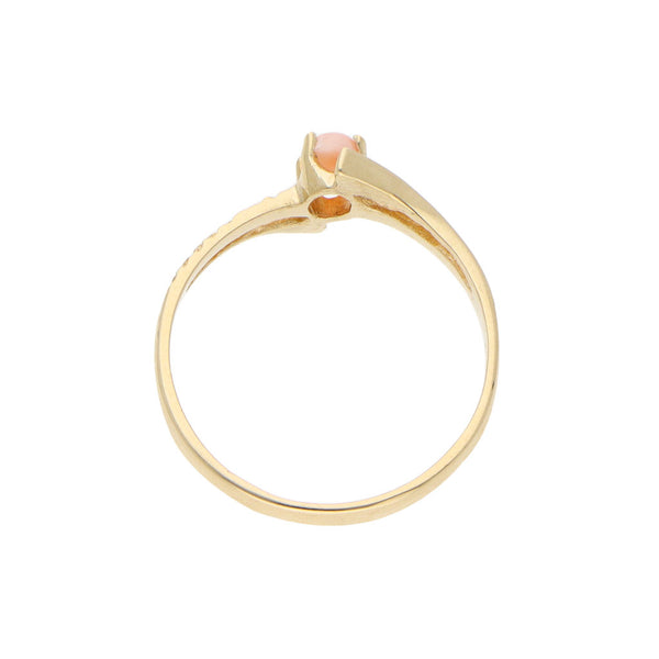 Anillo calado con coral en oro amarillo 14 kilates.