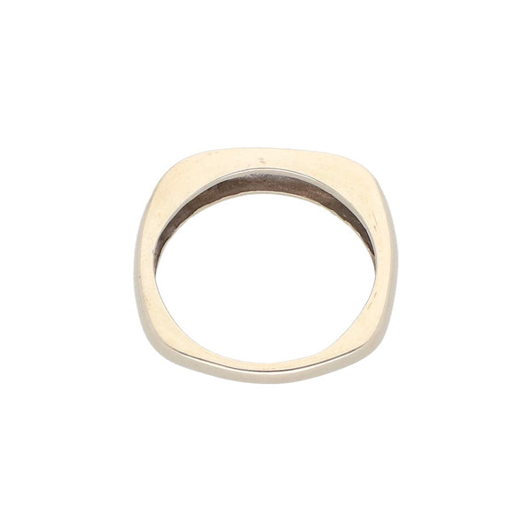 Anillo liso cuadrado en oro blanco 14 kilates.