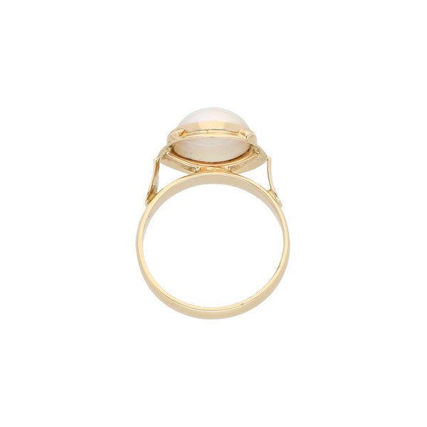 Anillo estilizado con perla en oro amarillo 14 kilates.