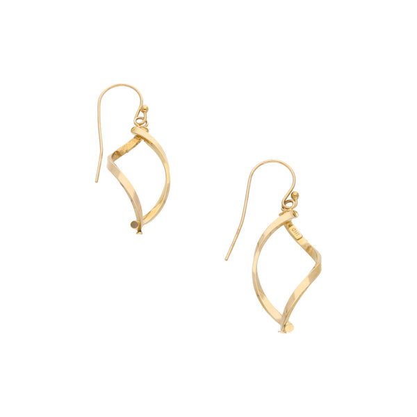 Aretes estilizados en oro amarillo 14 kilates.