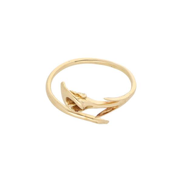 Anillo abierto motivo floral en oro amarillo 14 kilates.