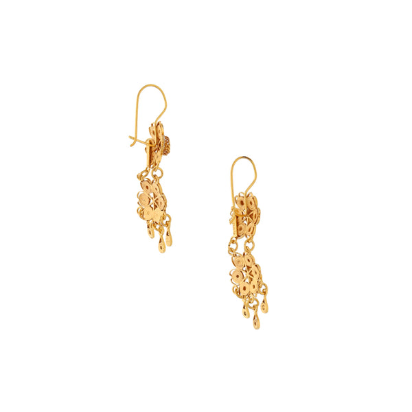 Aretes filigrana con colgantes motivo floral en oro tres tonos 8 kilates.