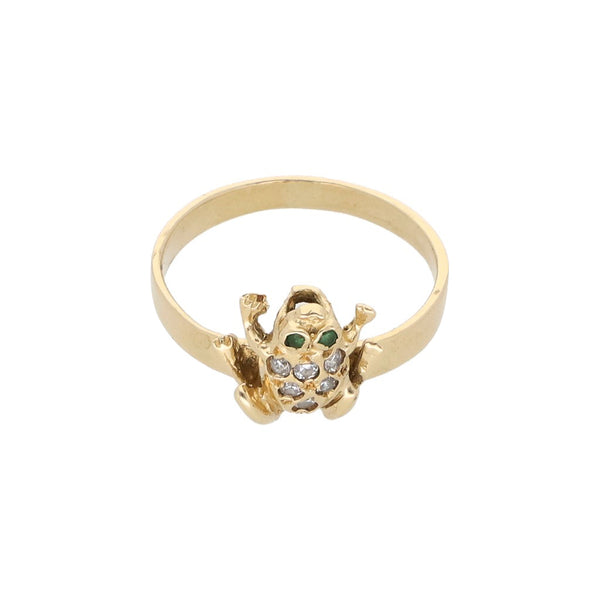 Anillo liso con aplicación motivo rana y sintéticos en oro amarillo 14 kilates.