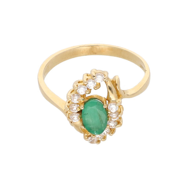 Anillo estilizado con esmeralda y circonias en oro amarillo 14 kilates.