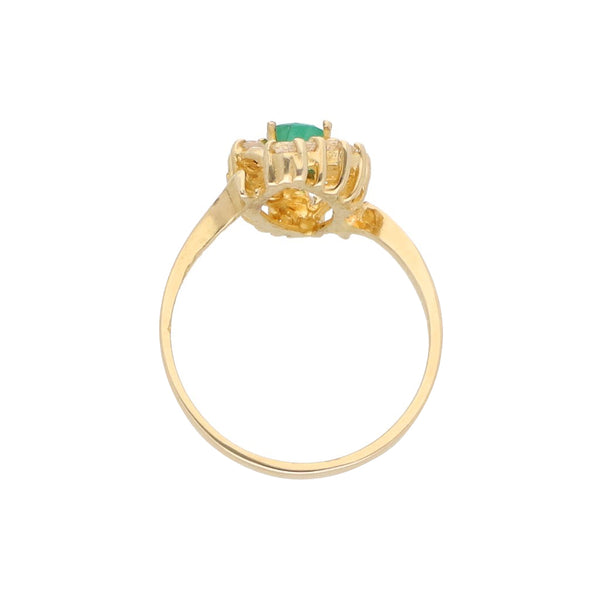 Anillo estilizado con esmeralda y circonias en oro amarillo 14 kilates.