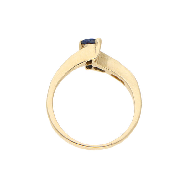 Anillo calado con zafiro y rubí en oro amarillo 14 kilates.