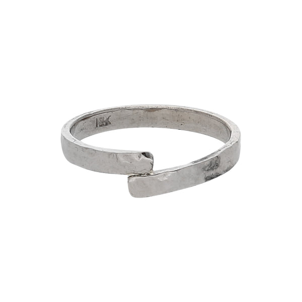 Anillo diseño especial en oro blanco 18 kilates.