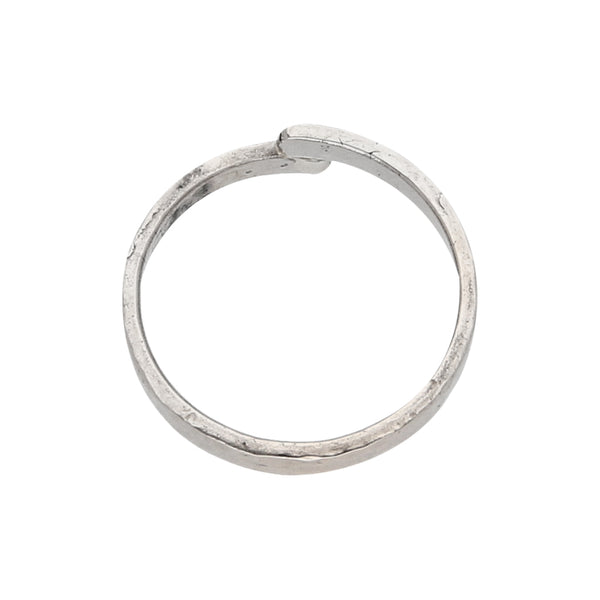 Anillo diseño especial en oro blanco 18 kilates.