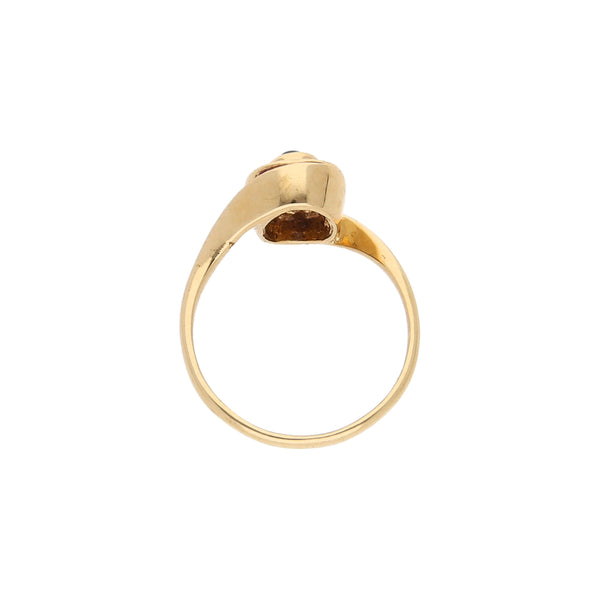 Anillo diseño especial con sintéticos en oro amarillo 14 kilates.