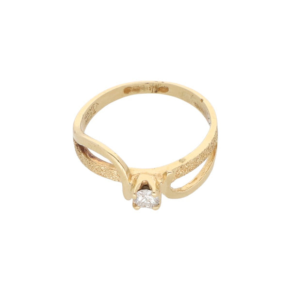 Anillo solitario con diamante en oro amarillo 14 kilates.