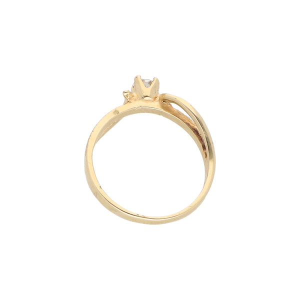 Anillo solitario con diamante en oro amarillo 14 kilates.