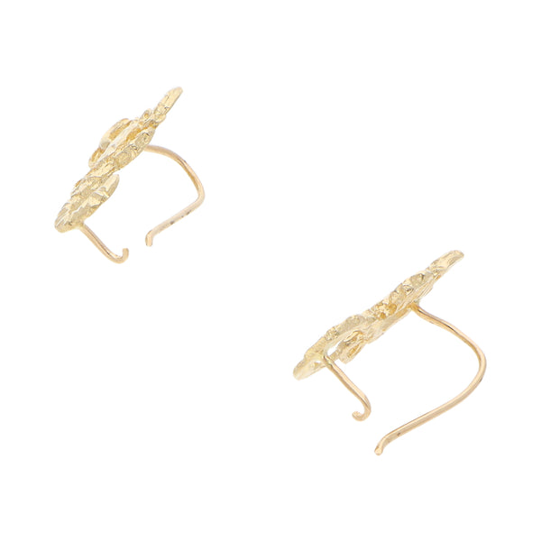 Aretes calados motivo alacrán en oro amarillo 14 kilates.