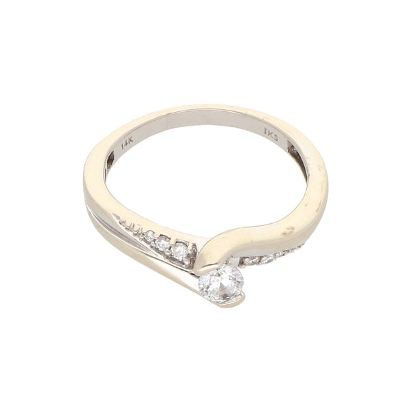 Anillo estilizado con diamantes en oro blanco 14 kilates.