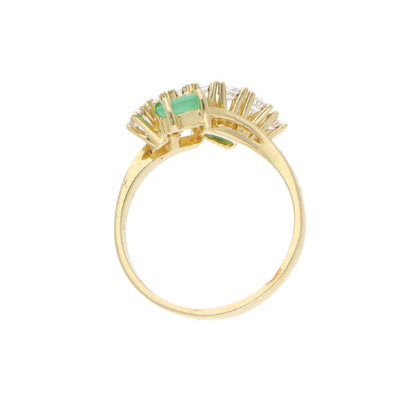 Anillo estilizado con esmeraldas y circonias en oro amarillo 14 kilates.