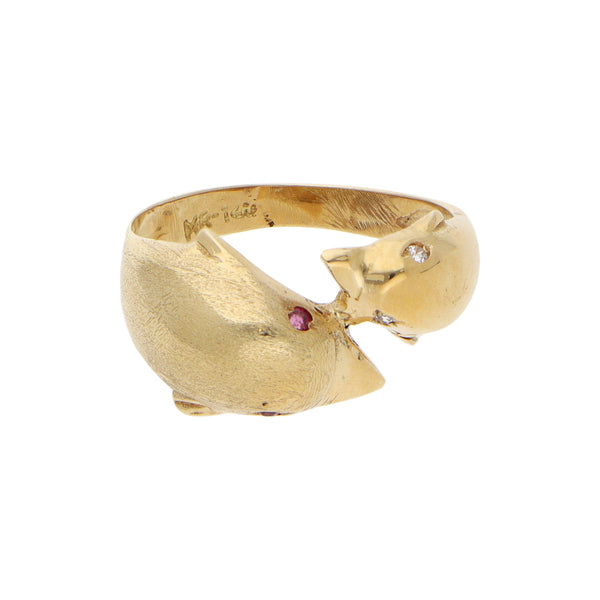 Anillo estilizado motivo delfines con sintéticos en oro amarillo 14 kilates.