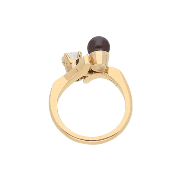 Anillo estilizado con circonia y perla en oro amarillo 14 kilates.