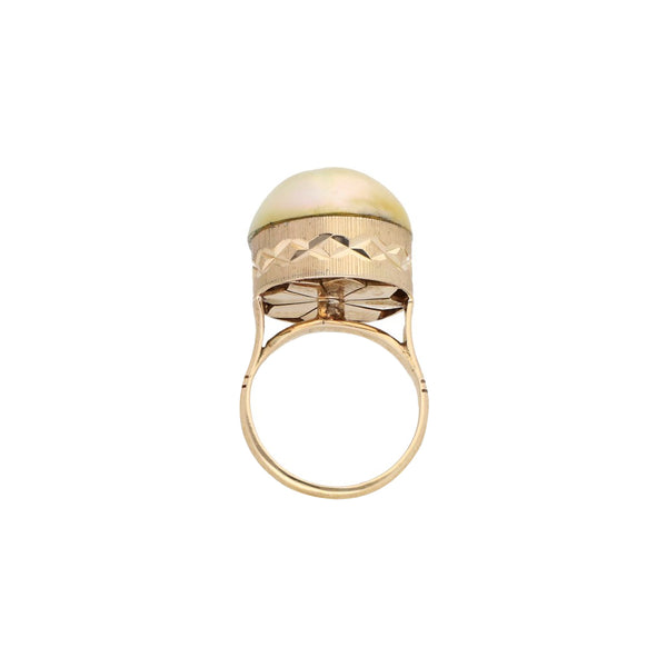 Anillo labrado estriado con perla en oro amarillo 14 kilates.