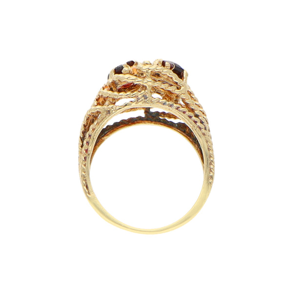 Anillo calado con granates en oro amarillo 14 kilates.